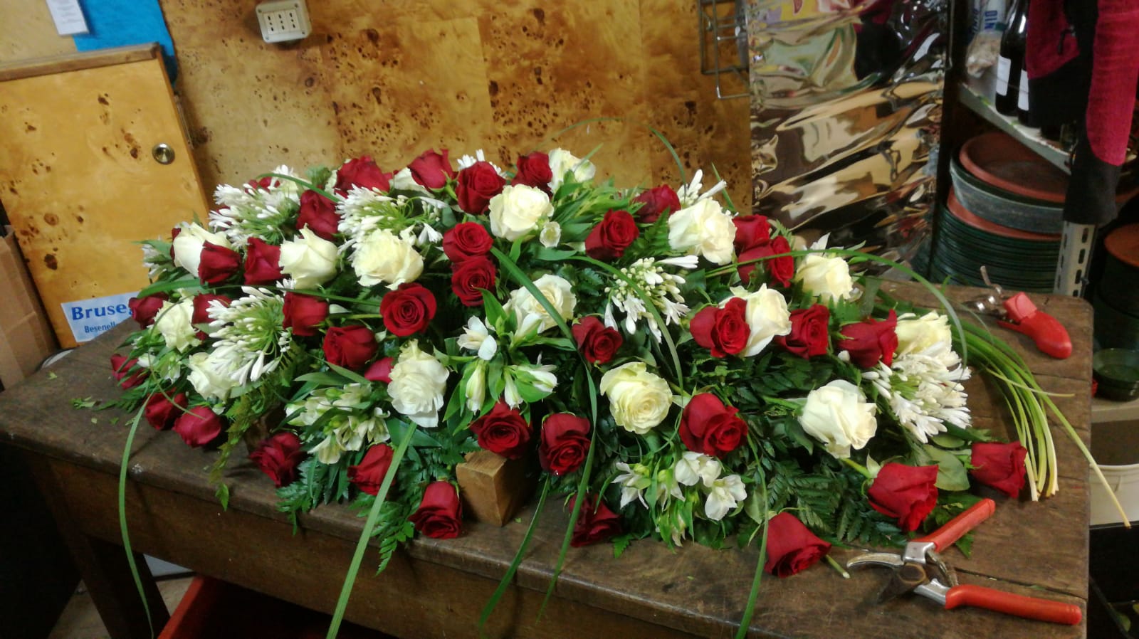 Copricassa Funebre Rose Bianche Rose Rosse Fioreria Bruseghini Besenello Trento